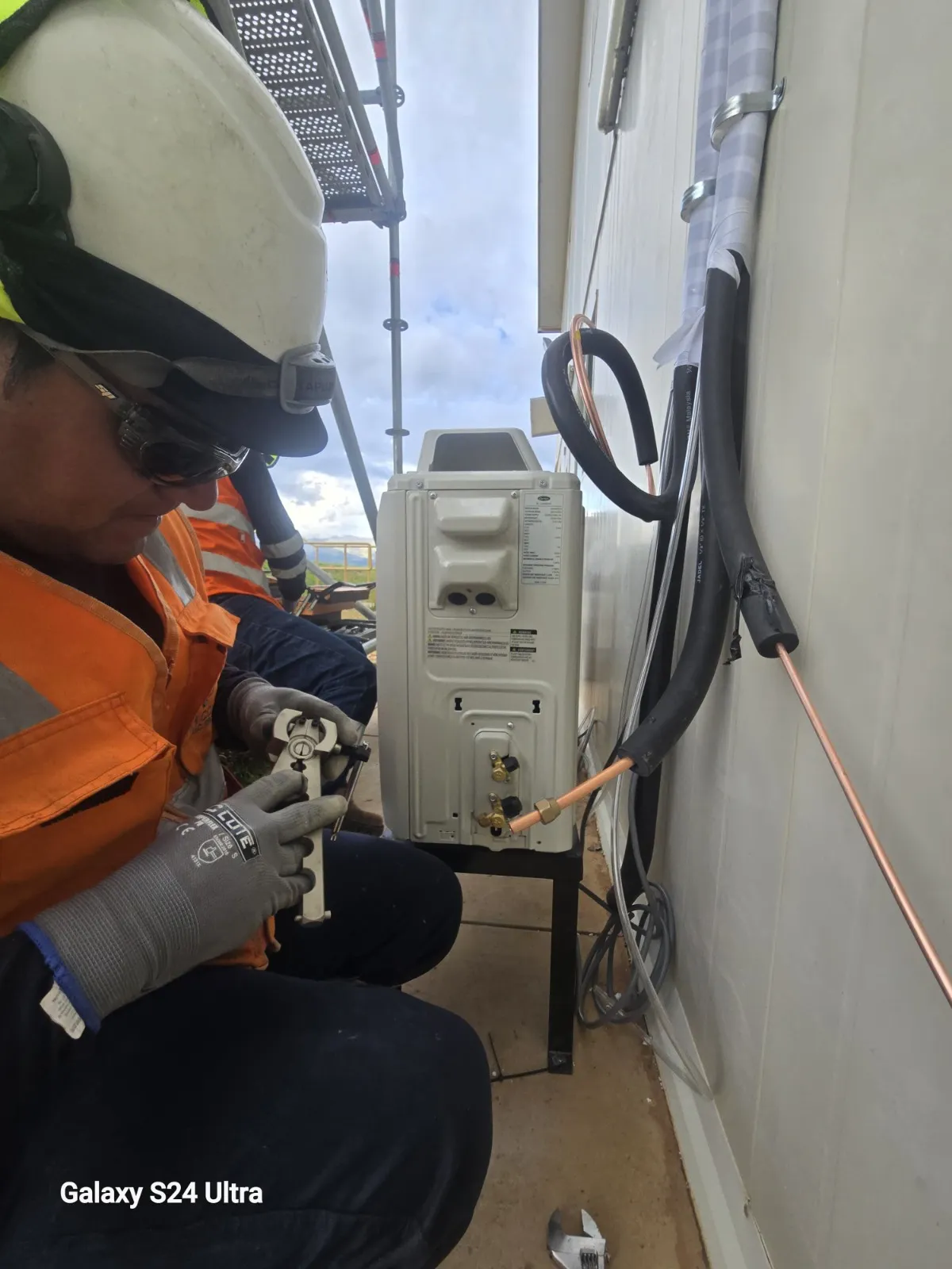 operador arreglando ac